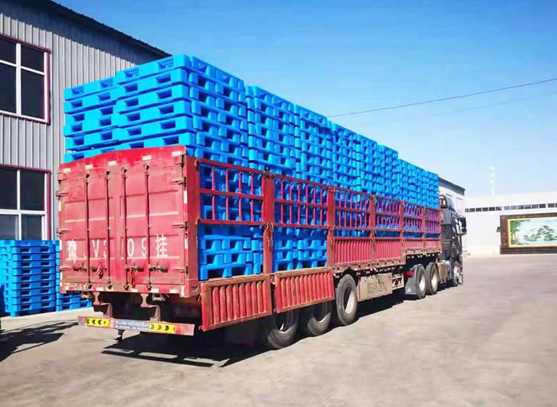 塑料托盤整車發(fā)貨，已經(jīng)裝好準備發(fā)車